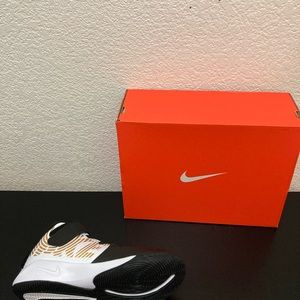 NEW NIKE TEAM HUSTLE D (PS) 9 SNEAKERS SZ 3Y AQ4225 004  BLACK GOLD WHITE BOYS